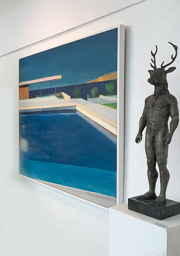 Alasdair Lindsay con la casa y piscina de Clifftop y la escultura de Antonio López Reche