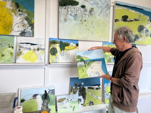 une photographie de Simon Pooley dans son studio prise par Sarah Brittain-Mansbridge, directrice de Cornwall Contemporary