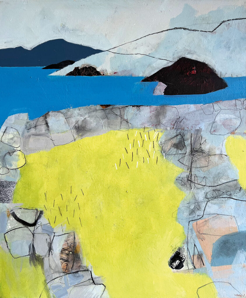 pintura de paisaje hermoso y contemporáneo de un campo de maíz amarillo, setos y un mar azul brillante en la distancia por Simon Pooley | Cornwall Contemporáneo